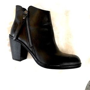 Black Leather Ankle Boots 🆕   🎈 

Great deal!!
NEW.  NICE!!